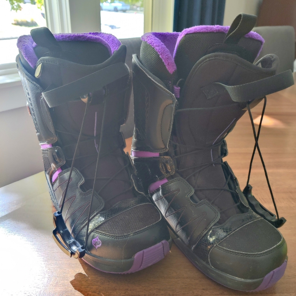 Women's Salomon "Pearl" Snowboarding Boots Size 8